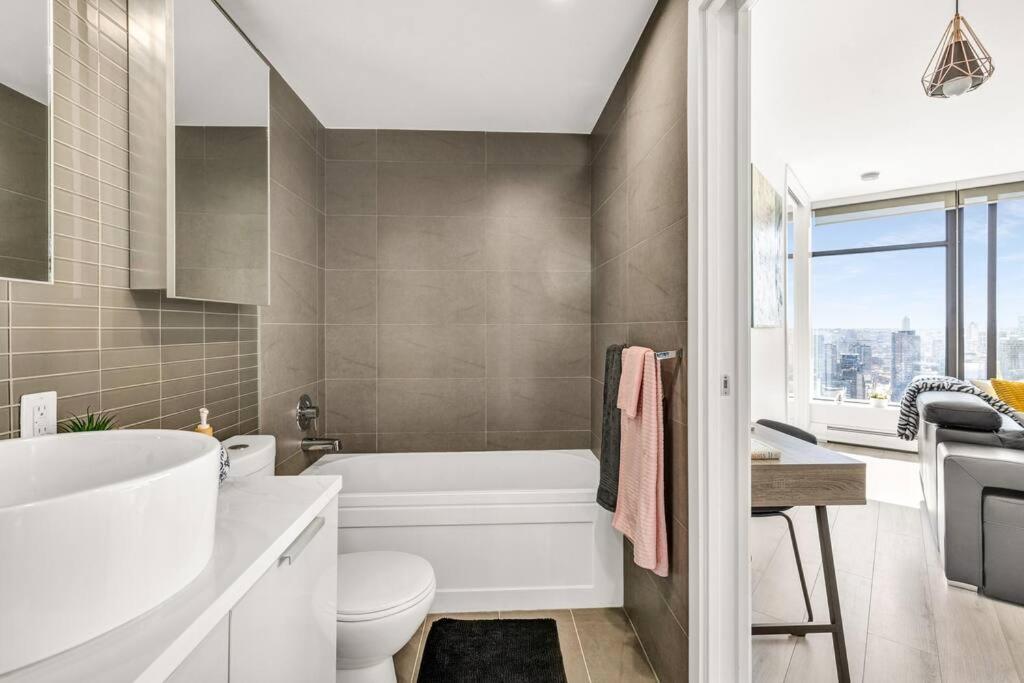 Central Luxury Apartment With Best City Views! Ванкувър Екстериор снимка